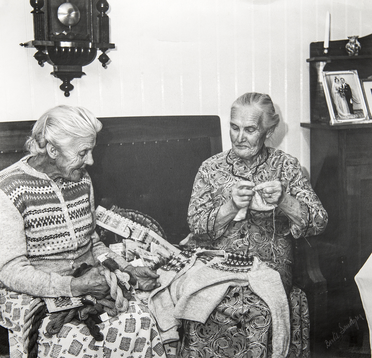 Svartvitt foto med två äldre kvinnor som stickar.