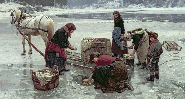 Oljemålning. Fyra kvinnor tvättar kläder i en vak på en islagd sjö. En trätunna står på en släde som är spänd vid en häst. 