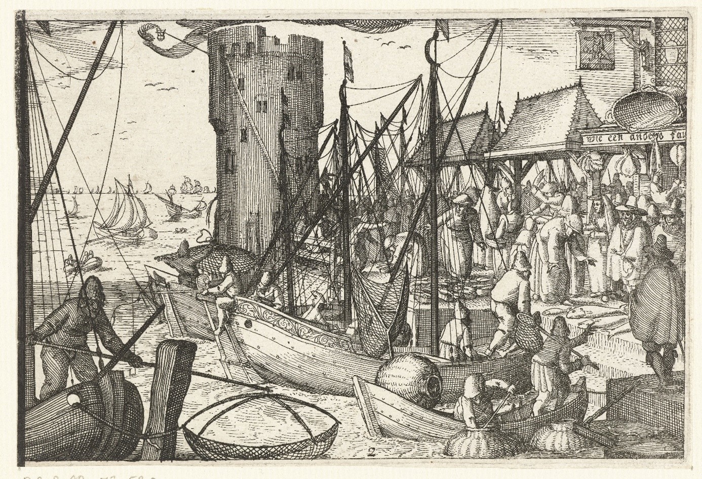 Teckning. En hamn med 5 mastade fiskebåtar av trä. Ett hundratal människor rör sig på kajen mellan marknadsstånd och ett fem våningar högt runt stentorn. 