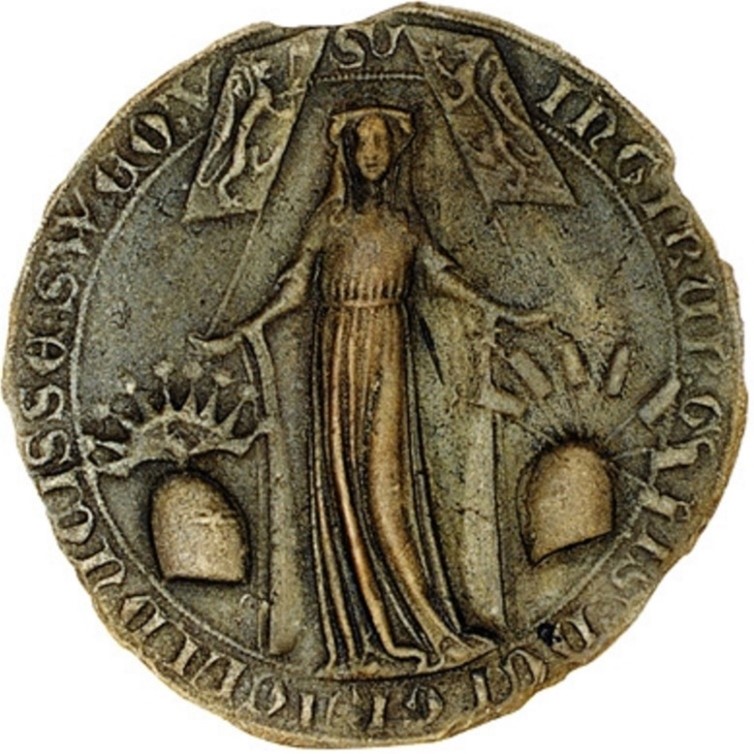 Färgfoto av ett runt sigill med en stående kvinna i draperad dräkt. Heraldiska lejon och hjälmar samt en text omger hennes bild.