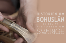 Foto. Händer hållen ett yxhuvud av brons, samt loggan Historien om Bohuslän - en del av Historien om Sverige.