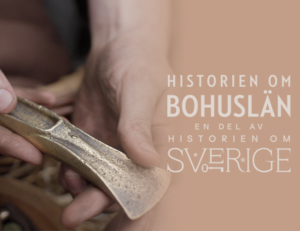 Foto. Händer hållen ett yxhuvud av brons, samt loggan Historien om Bohuslän - en del av Historien om Sverige.