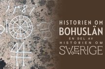 Foto. Stenhäll med inristad kompass, årtalet 1581 och ett bomärke. Logga med texten Historien om Bohuslän. En del av historien om Sverige.