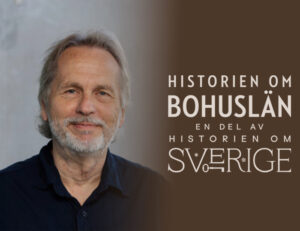 Foto. Bröstbild av man med kort skägg och mörk skjorta. Logga: Historien om Bohuslän. En del av historien om Sverige.