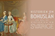 Målning. Tre kvinnor i vida rokokoklänningar sitter vid ett tebord. Logga med texten Historrien om Bohuslän - en del av historien om Sverige.