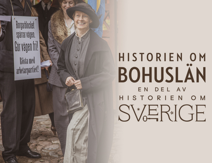 Foto. Ett demonstrationståg med plakatförsedda kostymklädda män och kvinnor i långa dräkter. Logga med texten historien om Bohuslän - en del av Historien om Sverige.