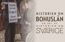 Foto. Ett demonstrationståg med plakat och glad kvinna i hatt. Logg med texten Historien om Bohuslän - en del av historien om Sverige.