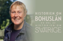 Porträttfoto av kvinna med kort hår som skrattar mot kameran. Logga med texten Historien om Bohuslän. En del av historien om Sverige.