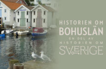 Foto:Sjöbodar i vattenbrynet. Logga med texten Historien om Bohuslän - en del av Historien om Sverige