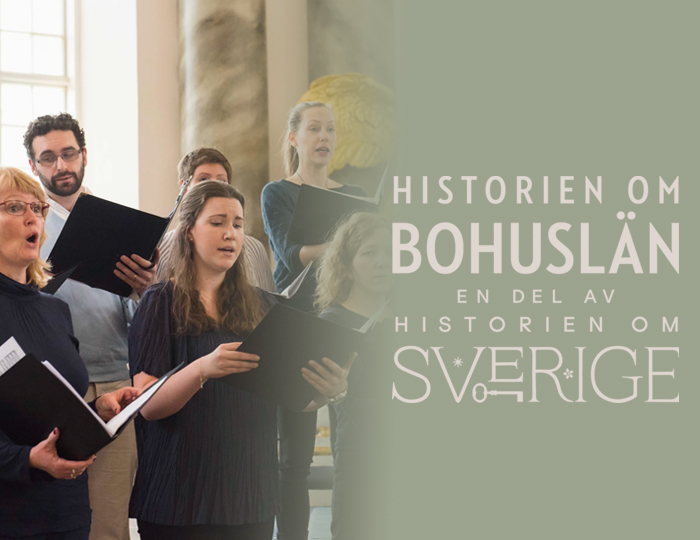 Foto. Grupp av män och kvinnor med noter i händerna. Logga med texten Historien om Bohuslän - en del av historien om Sverige.